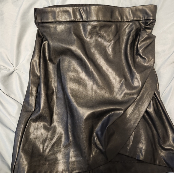 DYNANITE PLEATHER SKIRT SMALL - Picture 4 of 4